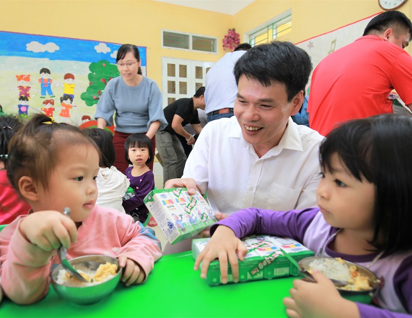 Vinamilk[-]hỗ[-]trợ[-]3[-]tỷ[-]đồng[-]cho[-]người[-]dân[-]vùng[-]lũ[-]3[-]tỉnh[-]Yên[-]Bái,[-]Hòa[-]Bình[-]và[-]Thanh[-]Hóa[-]
